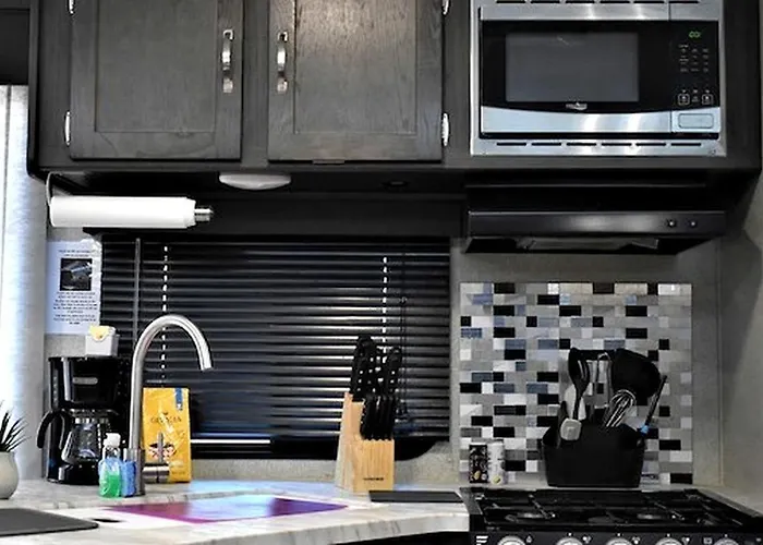 Holiday home Modern Pet-friendly Rv With Private Deck, Firepit & Full Kitchen Near Williams, Arizona *