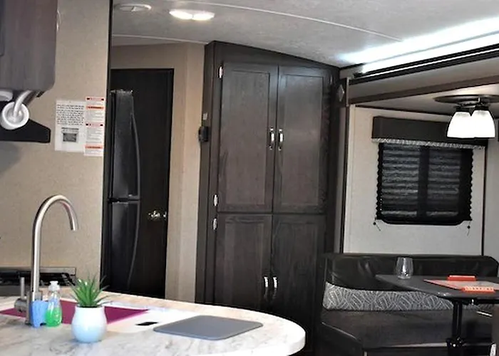 Modern Pet-friendly Rv With Private Deck, Firepit & Full Kitchen Near Williams, Arizona Holiday home
