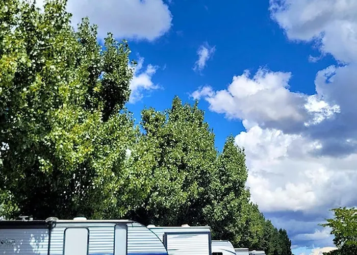 Modern Pet-friendly Rv With Private Deck, Firepit & Full Kitchen Near Williams, Arizona
